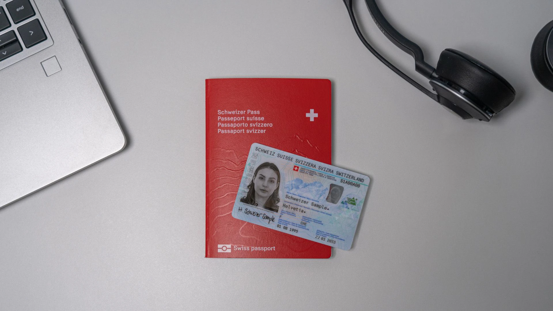 Passaporto e carta d’identità svizzeri.